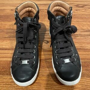 UGG Women’s size 9.5 black leather boot sneaker EUC